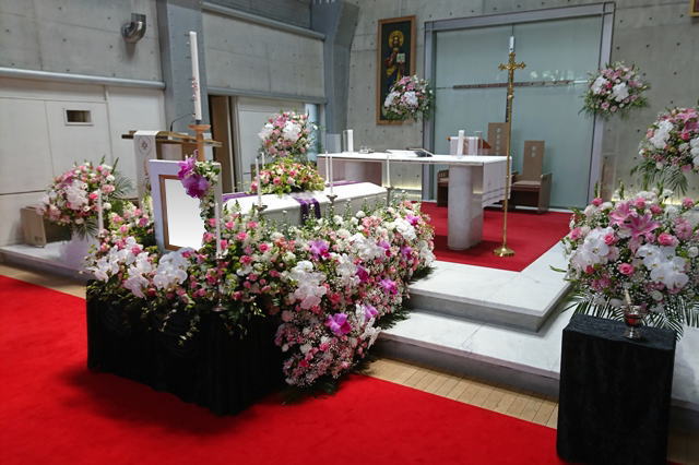 カトリック教会聖堂でのお花に囲まれた葬儀 お棺縦置き 島田屋本店 カトリック式典部